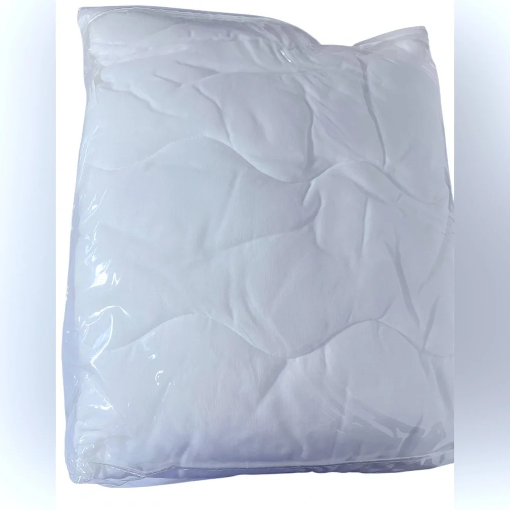 New White Twin XL Mattress Pad by Student Lounge.   New in Packaging.